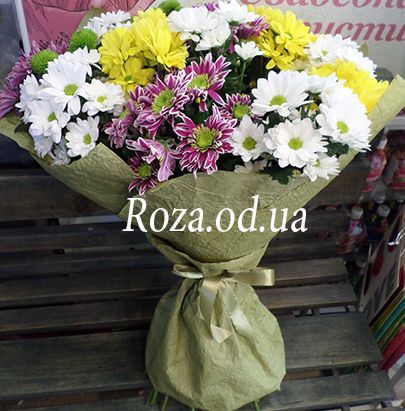 Коробка с цветами и макарунс