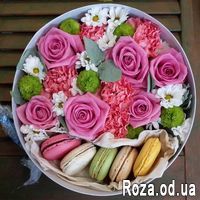Квіти і Macarons в круглій коробці - Фото 1