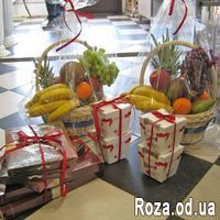 Large basket of fruit - Photo 1