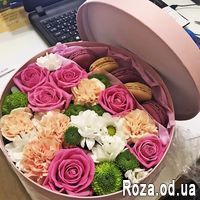 Цветы и Macarons в круглой коробке - Фото 2
