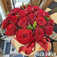Красные украинские розы в коробке - Фото 1