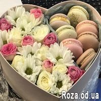 Flowers and Macarons in a box - Photo 1