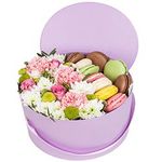 Цветы и макаруны в коробке