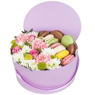Макарунс и цветы в коробке
