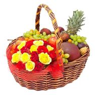 Корзина с цветами и фруктами