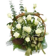Корзина из 15 белых роз
