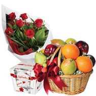 Розы, фрукты, конфеты