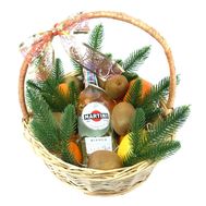 Martini и фрукты в новогодней корзине