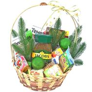 Новогодняя корзина с кофе и сыром
