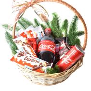 Новогодняя корзина с сладостями и Coca-Cola
