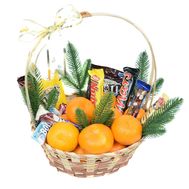 Новогодняя корзинка с мандаринами и сладостями