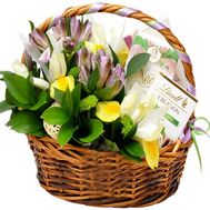 Корзина с цветами и конфетами