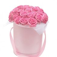 Розовые розы в коробке