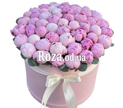 Белые и розовые пионы в коробке
