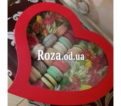 Коробка с макарунами и цветами Яркий комплимент