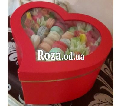 Коробка с макарунами и цветами Яркий комплимент