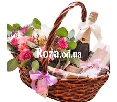 Кошик з квітами і шампанським