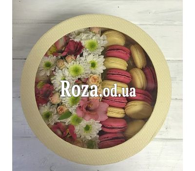 Цветы в коробке и макаруны