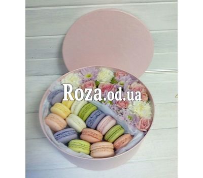 Коробка с цветами и макарунами - Ароматный лате
