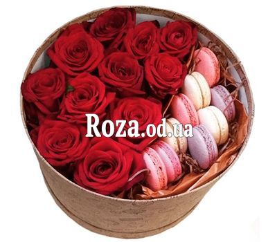 11 roses with macarons