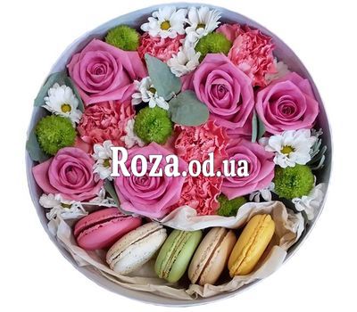 Квіти і Macarons в круглій коробці