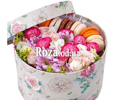 Композиція в коробці з Macarons
