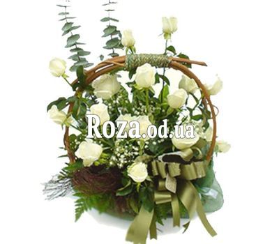 Корзина из 15 белых роз