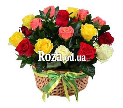 Корзина разноцветных роз