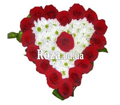 Сердце из роз и хризантем