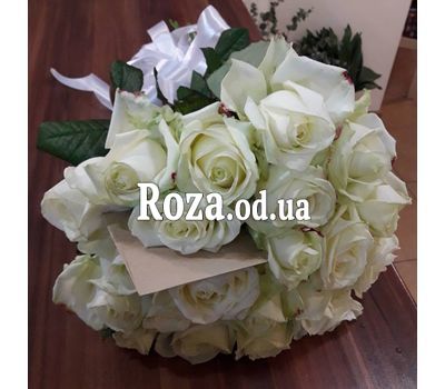 25 white roses in a bouquet 1