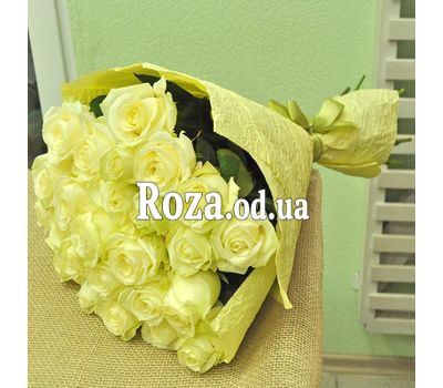 25 white roses in a bouquet 2