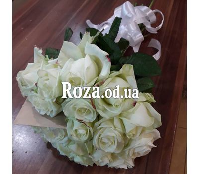 25 white roses in a bouquet 3