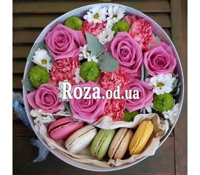 Квіти і Macarons в круглій коробці 1