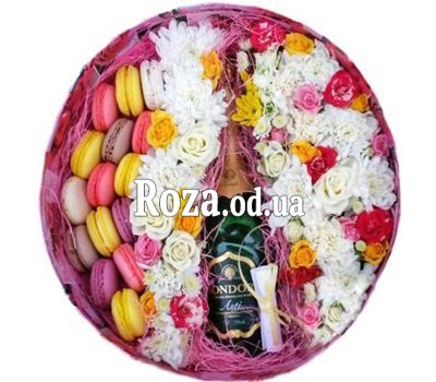 Flowers with Macarons and Mondoro Asti
