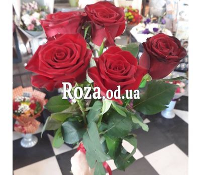 5 красных роз в букете 1