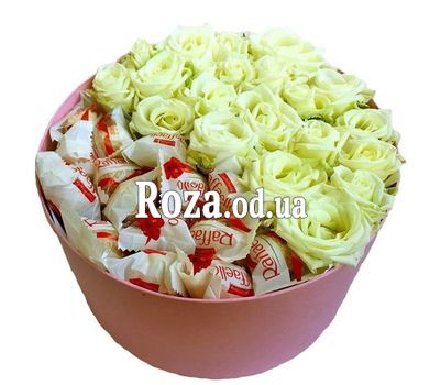Белые розы и Raffaello