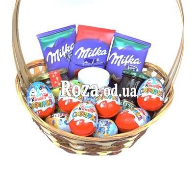 Корзина с шоколадом Milka и Kinder 1