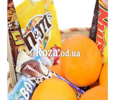 Корзинка с мандаринами и сладостями 1