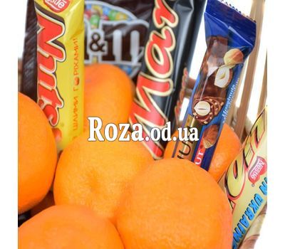 Корзинка с мандаринами и сладостями 2