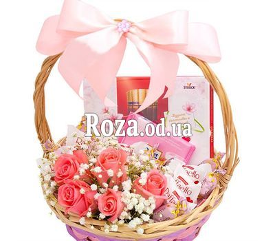 Красивая подарочная корзинка
