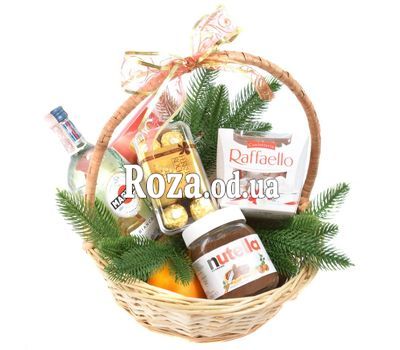 Martini и сладости в новогодней корзине