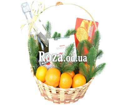 Новогодняя корзина с шампанским и Raffaello
