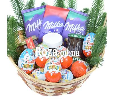 Новогодняя корзина с шоколадом Milka и Kinder 1
