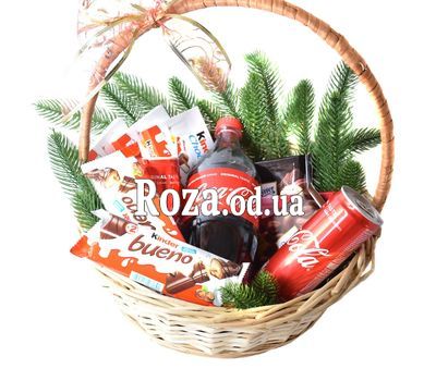 Новогодняя корзина с сладостями и Coca-Cola