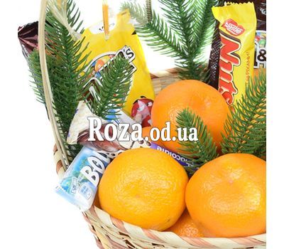Новогодняя корзинка с мандаринами и сладостями 1