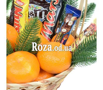 Новогодняя корзинка с мандаринами и сладостями 2