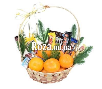 Новогодняя корзинка с мандаринами и сладостями