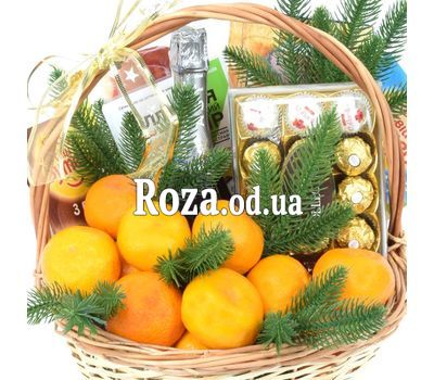 Новогодняя подарочная корзина с продуктами 1