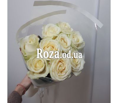 9 белых роз в крафте 2