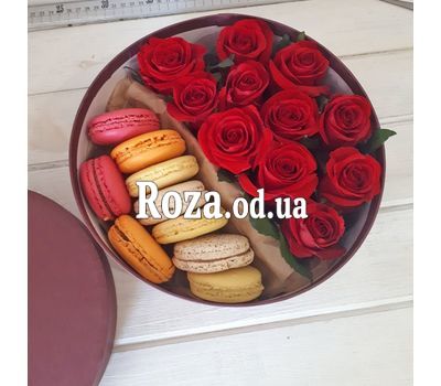 11 roses with macarons 1